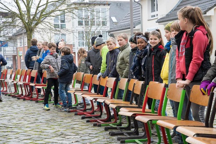 Kunstprojekt “100 Stühle plaudern aus der Alten Schule”